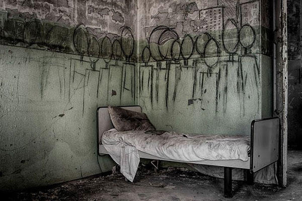 31 Asylum Pictures Show How Insane People Were Treated In