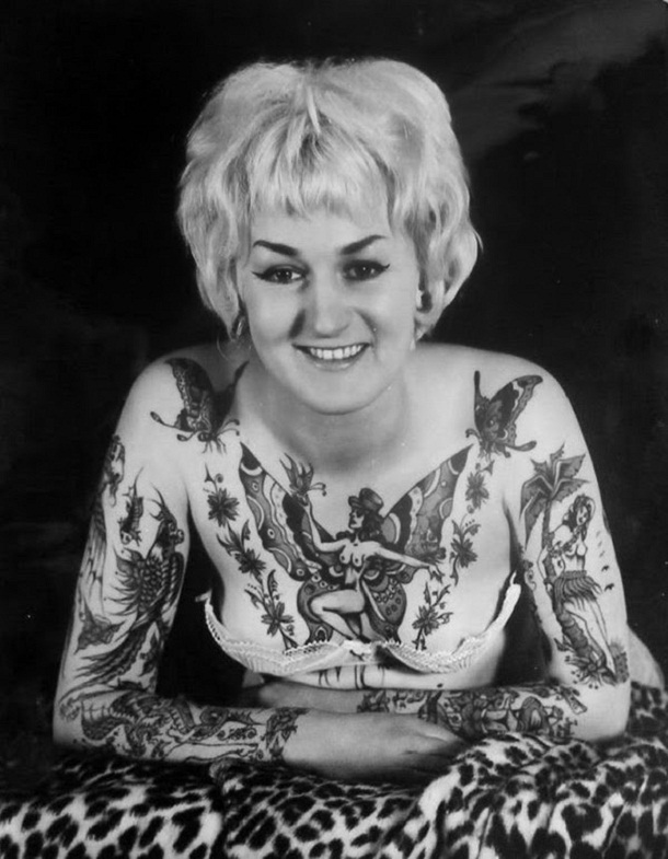 vintage photos - women with tattoos 16