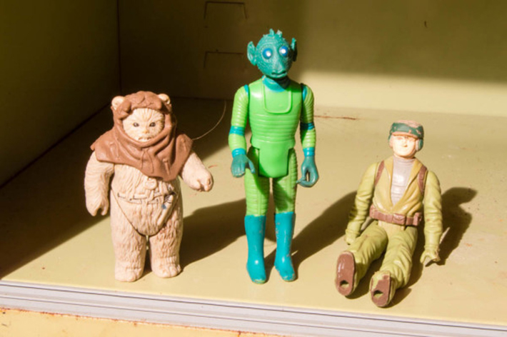 vintage toys in abandoned home - 17