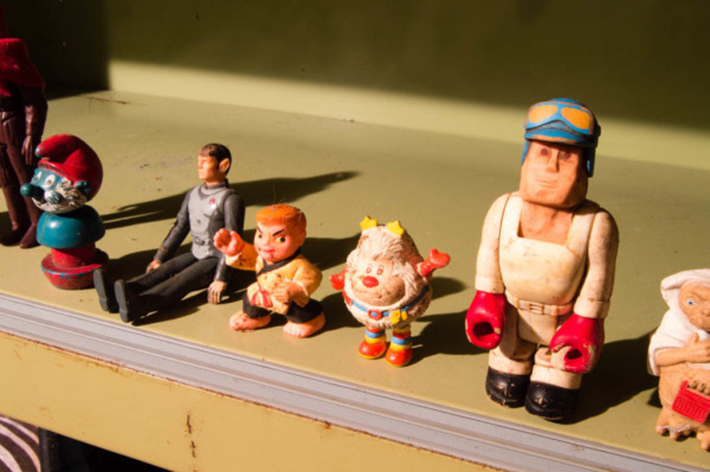 vintage toys in abandoned home - 18