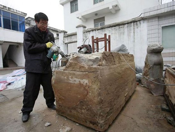 700-year-old mummy - China - 1