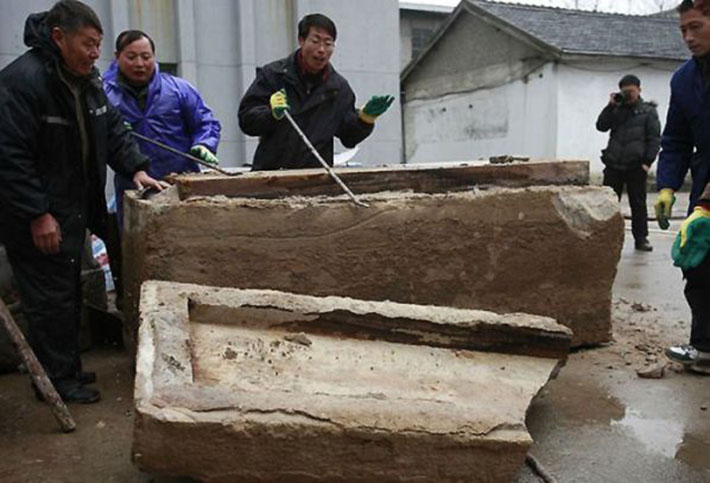 700-year-old mummy - China - 2
