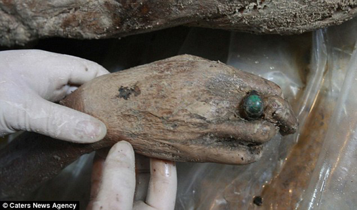 700-year-old mummy - China - 7