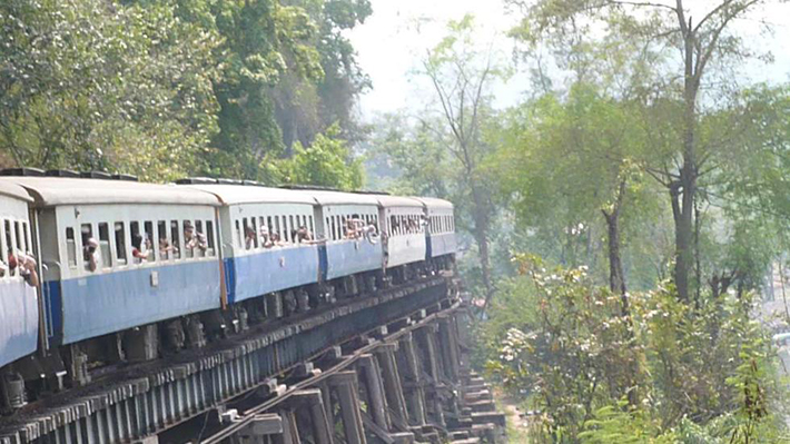 scariest train rides - burma-thailand railway (2)