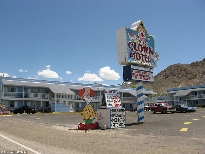 clown motel 1